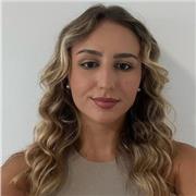 Estudiante de pedagogía imparte clases de manera presencial.